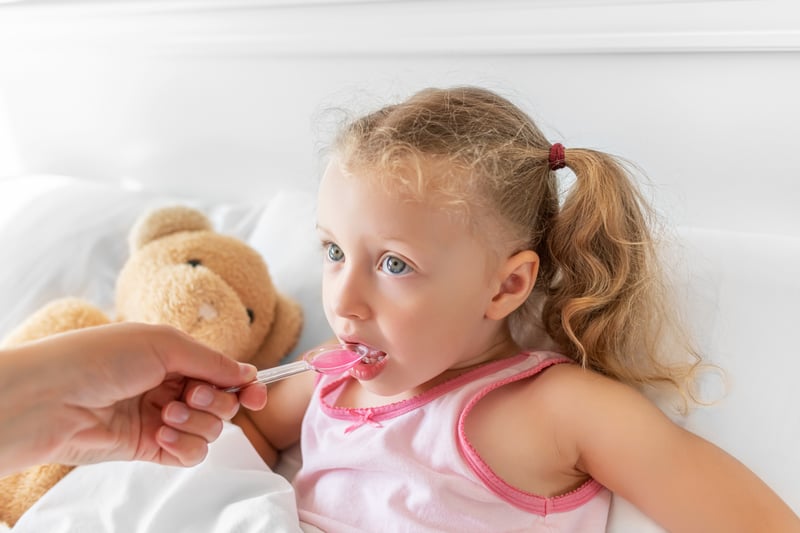 niña tomando una medicina